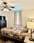 Private Waterfront Getaway – Hot Tub, Sauna, Arcade, Kayaks, Outdoor Ping Pong!