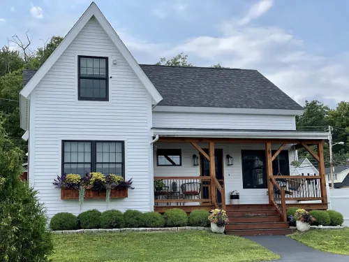 Walk to Wedding Venues, Shops, Dining, Hiking, Movies, Ice Cream & Dog Friendly. Hotels in Meredith