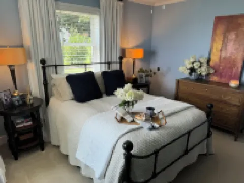 Charming 3-bedroom house in Deltaville with Stunning Views and Beautiful garden! โรงแรมในMiddlesex County