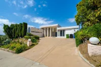 Spacious Studio City Home: Pool, Jacuzzi, Valley Views, Near Universal - 3-Star