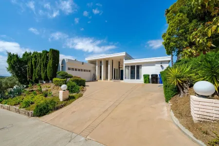 Spacious Studio City Home: Pool, Jacuzzi, Valley Views, Near Universal Отели рядом с достопримечательностью «Универсальный город/Студия»