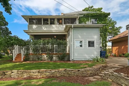Historic house on tree lined red brick street of historic homes. Отели в г. Racine County