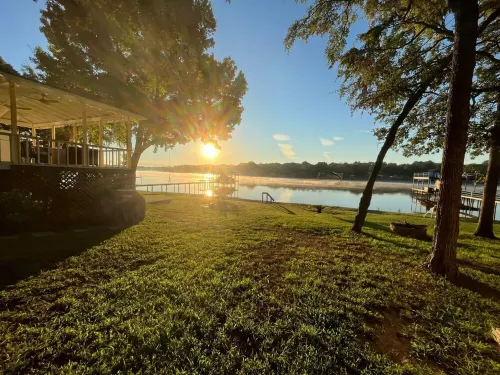 Waterfront Lake Cottage, Spacious Outdoor Deck! 🐕 🐶  BBQ grill and Firepit!