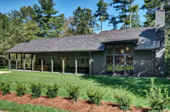 PERFECT LOCATION-True Walk To Town!