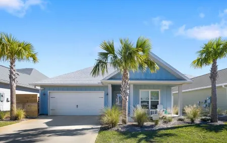 5 houses from Pool & Boardwalk to BEACH .LG PATIO and FIRE PIT GOLFCART Included