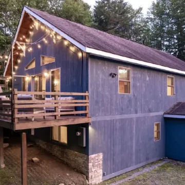 A Charming Chalet with Hot Tub 1 Mile to Mt. Snow