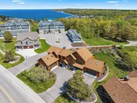Downtown Sister Bay. 🐐🍻 🏖️ 2-story, 3 + 1 Bedrooms, 3.5 Baths. Loft & Game Room!