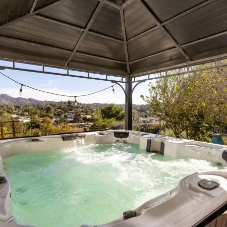 Private Hilltop Haven - Hot Tub/Game Room — 10mi to Beach & Legoland