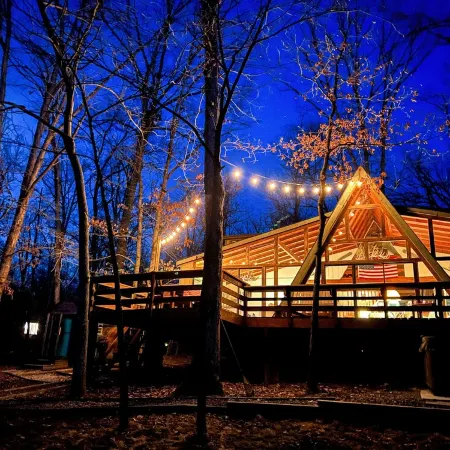 FLAT, Lakefront chalet; Hottub, Playground, Firepit, Wifi, and more!