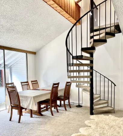 3 min Walk to Slopes, Great Views, Shared Hot Tub