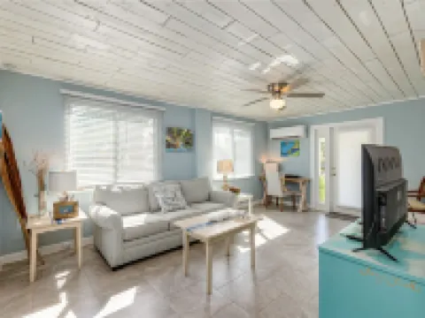 Beautiful downtown Melbourne Beach renovated apartment one block from the beach! 墨爾本海灘酒店