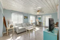 Beautiful downtown Melbourne Beach renovated apartment one block from the beach!