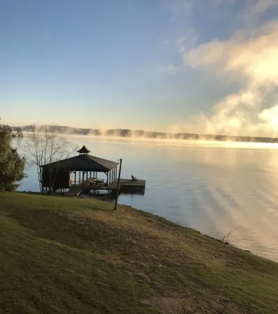 Best "DAM" View on Lake Sinclair! Kayaks 🛶 Sunrises 🌅 Big water 🌊 Fishing 🎣 Отели рядом с достопримечательностью «Andalusia Farm»