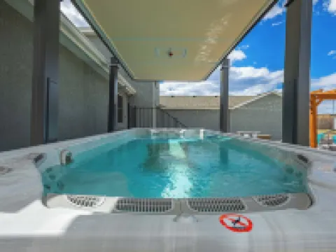 20 ft swim spa! 5 bed, 4 bath, hot tub, 5 acres, game room, north CO Springs! Hotels in Gleneagle