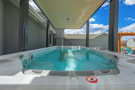 20 ft swim spa! 5 bed, 4 bath, hot tub, 5 acres, game room, north CO Springs! Отели рядом с достопримечательностью «Парк Уотерфронт»