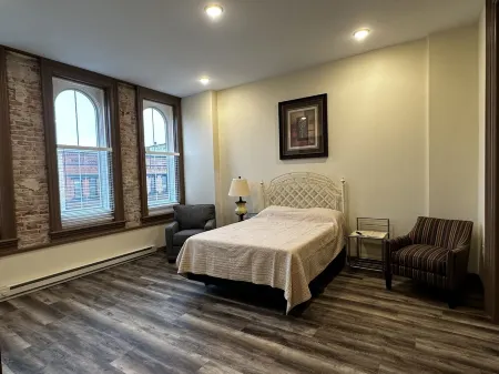 Cozy 1 bedroom apartment located in beautiful downtown New Ulm Отели в г. Нью-Алм