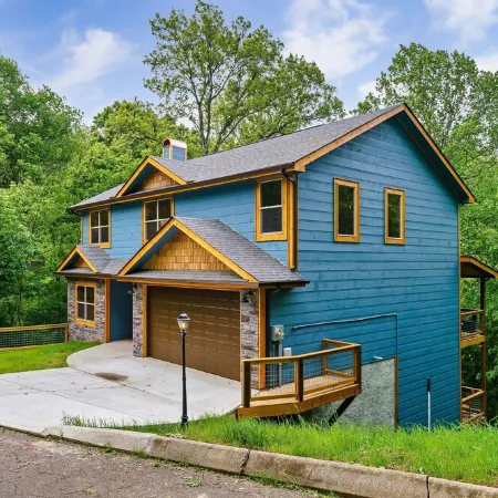 Smokies Private Pool Cabin, Sleeps 14,Theatre & Game Room, Minutes from Parkway!