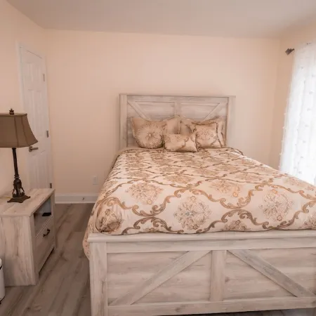 HOME AWAY FROM HOME/ 2 -story modern farmhouse at Lake Gaston  /HOT TUB AUG 1