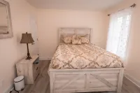 HOME AWAY FROM HOME/ 2 -story modern farmhouse at Lake Gaston  /HOT TUB AUG 1