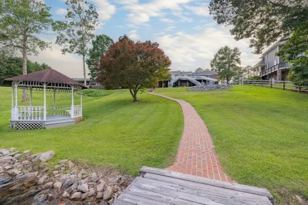 All the comforts of home in a gorgeous, relaxing lakefront home