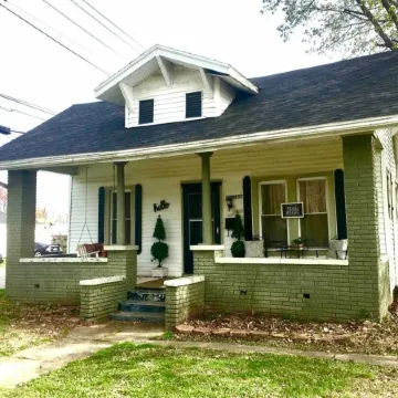 Bluegrass Bungalow 2 bedrooms with large porch