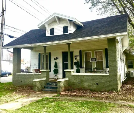 Bluegrass Bungalow 2 bedrooms with large porch