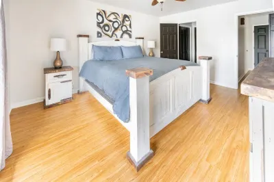 Lakefront 2B/2B Minutes from downtown!