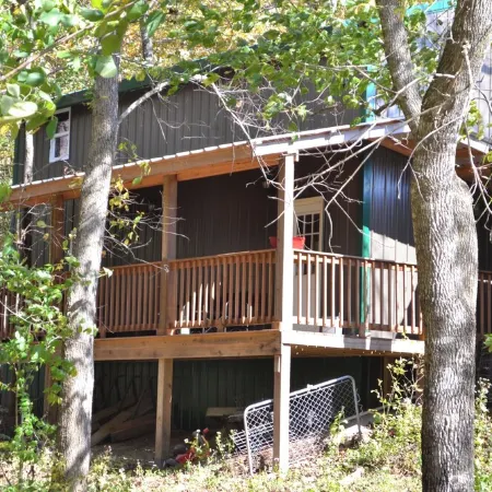 Bunkhouse in the Ozarks with access to Creek Pavilion and close to Rockbridge