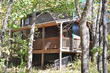 Bunkhouse in the Ozarks with access to Creek Pavilion and close to Rockbridge