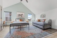 New! LAZY RIVER & Pools, Lake View, Game Room, Theater Room, Hot Tub, Fire Pit