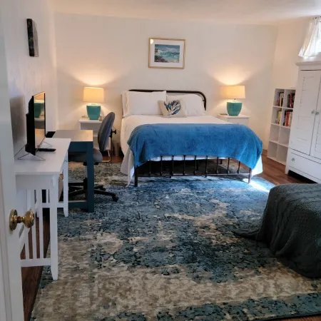 Beautifully furnished, spacious, comfortable. 1 block to campus.
