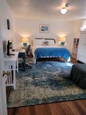 Beautifully furnished, spacious, comfortable. 1 block to campus.