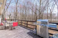 Huge Getaway Home with Gameroom, Arcades, Firepit Hotels in Coolbaugh Township