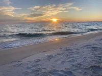 “Be As You Are Beach House” 1.5 min walk to the white sands of Mexico Beach!