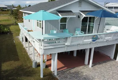 “Be As You Are Beach House” 1.5 min walk to the white sands of Mexico Beach!