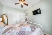Sleeps 7, Firepit, 2 Kayaks, Big Water + More!