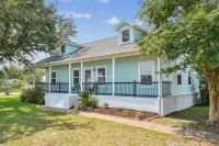 Oak trees, Heated Pool/Spa oasis & walk to beach! Drive to downtown 3 min!