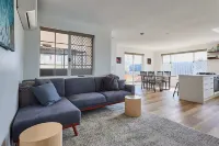 Sunny Scarborough Stay-Freshly Renovated!