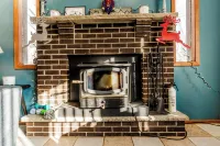 The Cub house,Gameroom,Fireplace, Firepit, largescreen TV.