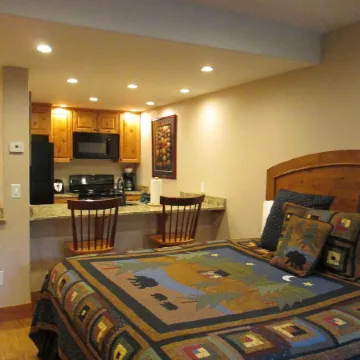 Cozy studio on Copper Moutain only 100 yards to the Super Bee.  Pet Friendly!
