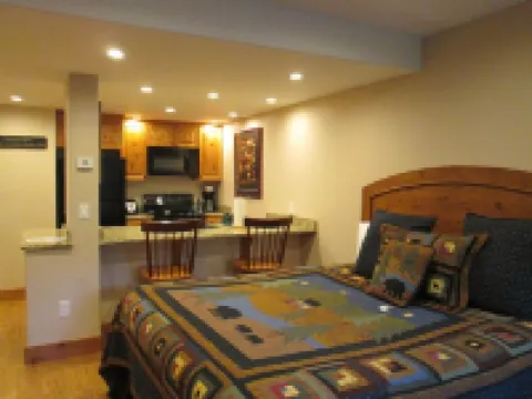 Cozy studio on Copper Moutain only 100 yards to the Super Bee.  Pet Friendly!