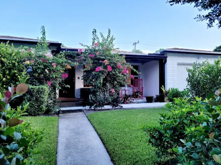 Resort Style Pool Home, 1 mi. to Palm Beach Island Отели рядом с достопримечательностью «Downtown West Palm Beach»