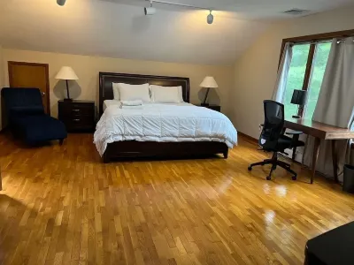 6 Bedroom Elegant and Comfy Upstate Oasis SANITIZED Отели рядом с достопримечательностью «Поллепел Айленд»