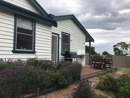 Quite cosy Cottage close to Port. Pet friendly Отели в г. Яррам