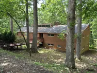 Nestled in a Quiet Neighborhood, Yet Minutes to Tech