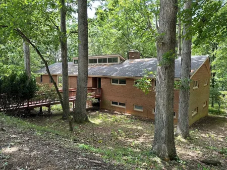 Nestled in a Quiet Neighborhood, Yet Minutes to Tech Отели рядом с достопримечательностью «Политехнический университет Виргинии»