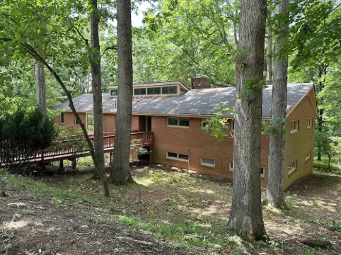 Nestled in a Quiet Neighborhood, Yet Minutes to Tech