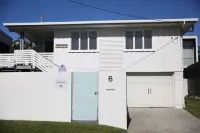 Beach House @ Moffat ~ 100m walk to beach