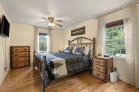 Pet and Family Friendly Luxury Cabin with Hot Tub and Mountain Views