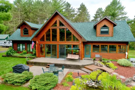 North Woods Haven for Families: Sandy Beach, Home Theater, Near Town & Trails